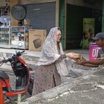 TP-PKK Kota Ambon dan Majelis Taklim Al Madinah Bagikan Takjil kepada Masyarakat